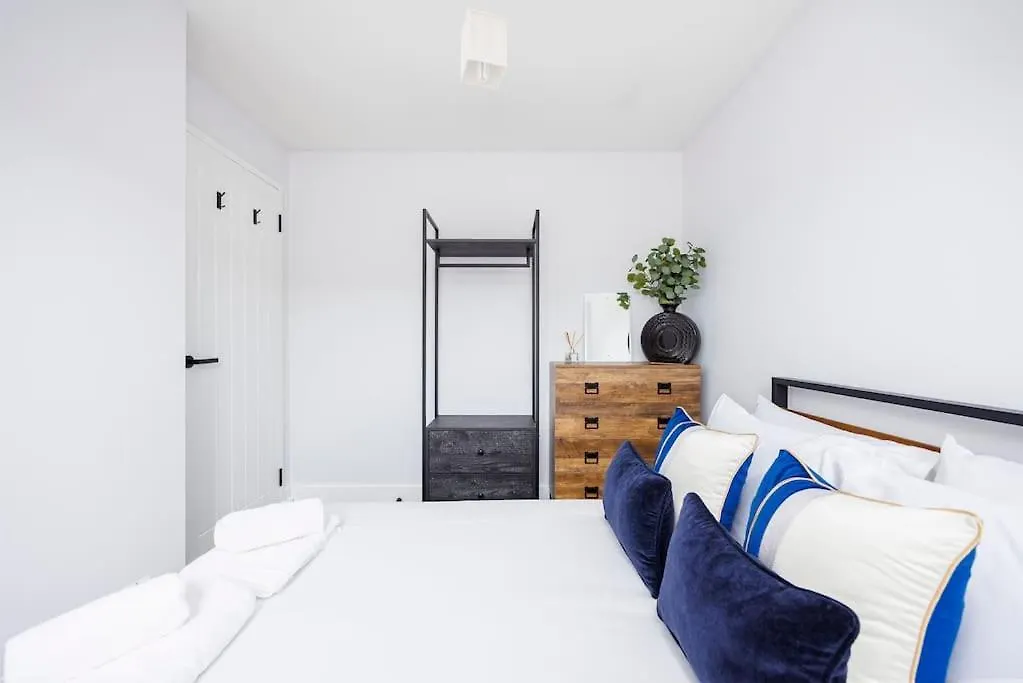 Stylish 3-Bed East London Home Contractors Parking Sleeps 5 Near Excel London 0*,