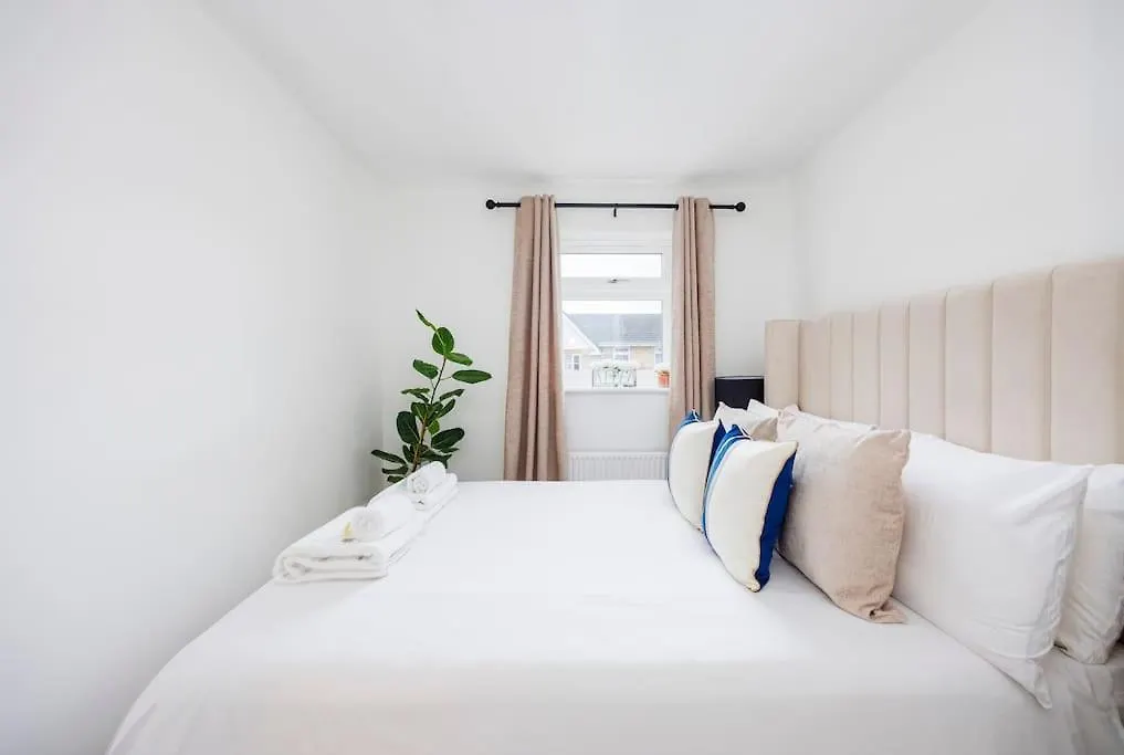 Stylish 3-Bed East London Home Contractors Parking Sleeps 5 Near Excel London 0*,  United Kingdom