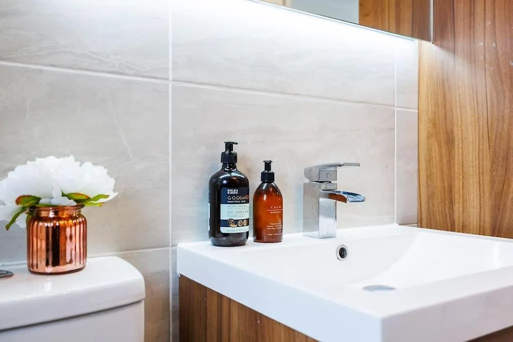 Stylish 3-Bed East London Home Contractors Parking Sleeps 5 Near Excel London