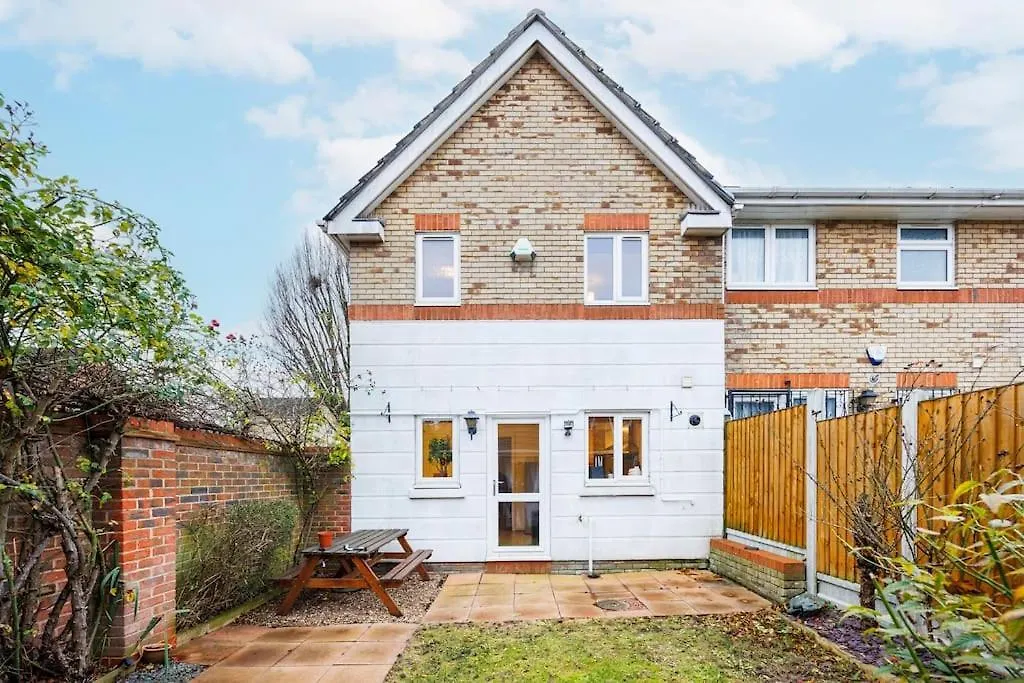Stylish 3-Bed East London Home Contractors Parking Sleeps 5 Near Excel London 0*,