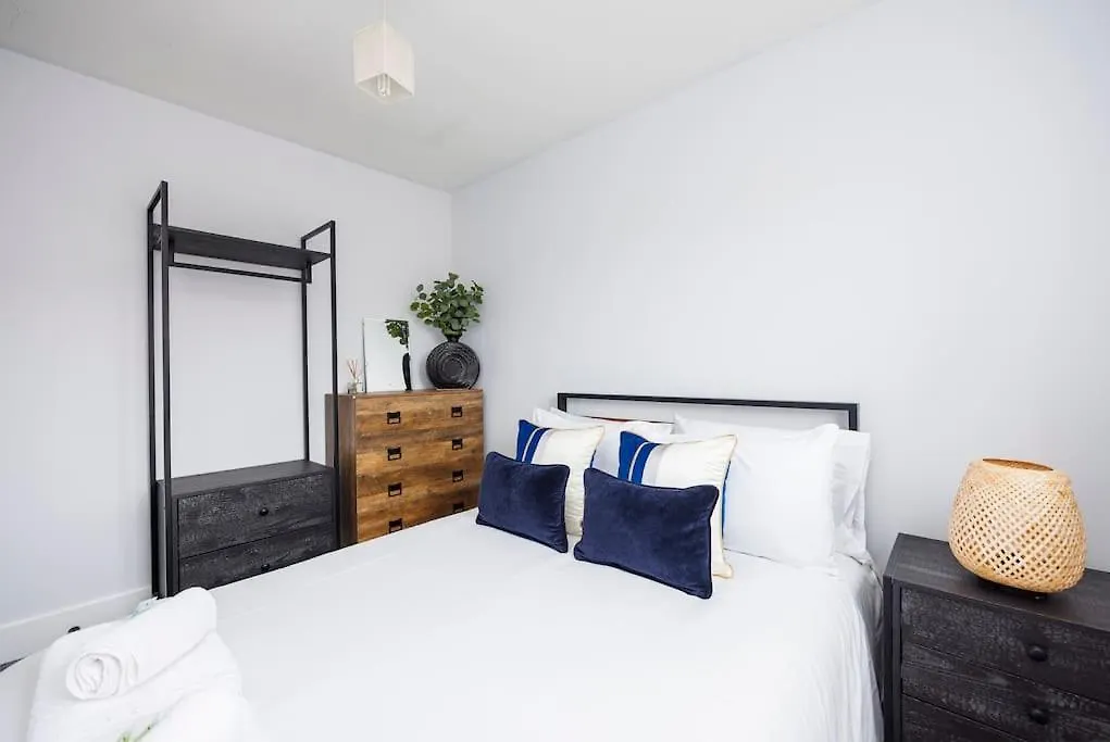 Stylish 3-Bed East London Home Contractors Parking Sleeps 5 Near Excel London Apartment