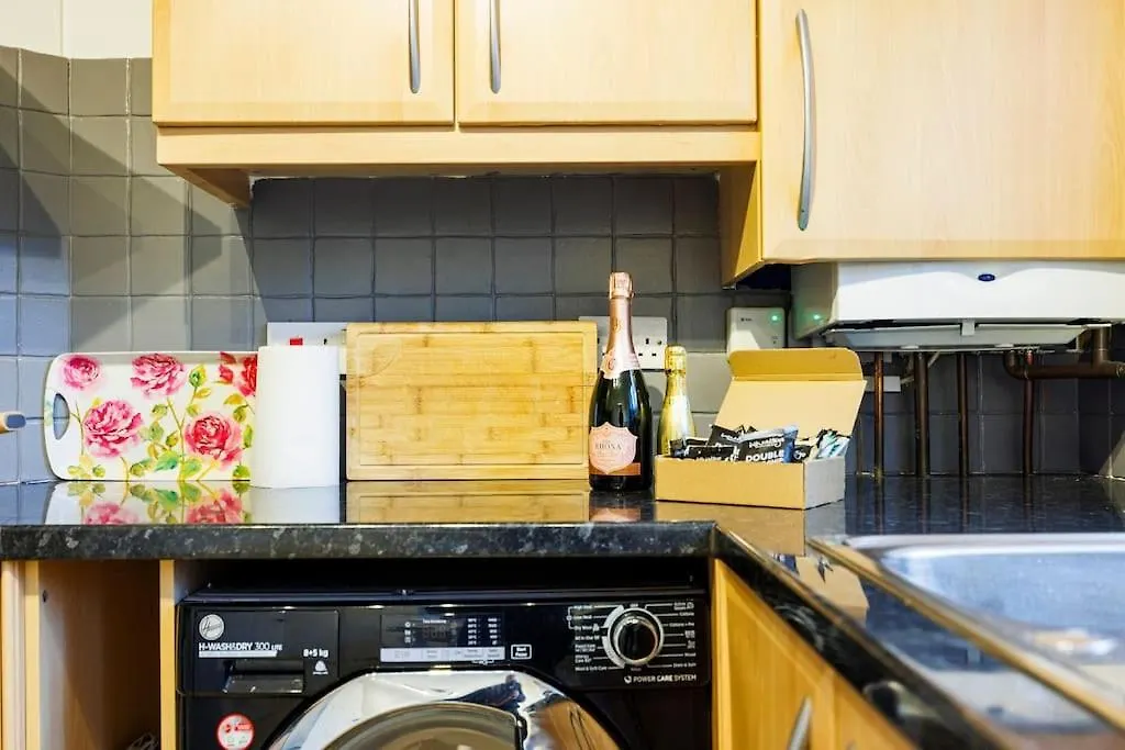 Stylish 3-Bed East London Home Contractors Parking Sleeps 5 Near Excel London